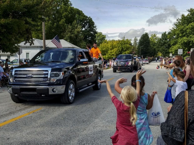 Kids wave to Hendricks County Salem parade